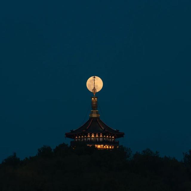 假如白居易邀請(qǐng)李白、莎士比亞一起賞月