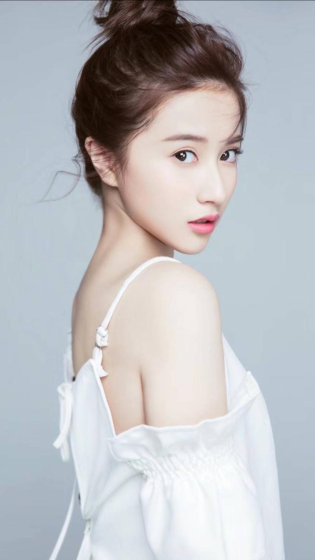 001年湖北武漢女演員胡嘉欣，清新甜美"
