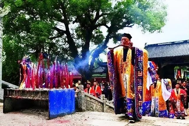 8年，陌生男子自稱63代天師兒子，拿出信物證明宣稱64代冒名頂替"
