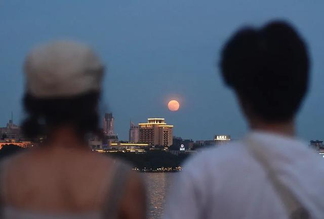 假如白居易邀請(qǐng)李白、莎士比亞一起賞月