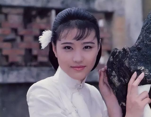 5位一眼萬年的短發(fā)美女，年輕時個個美到窒息，今有人網(wǎng)上求工作"