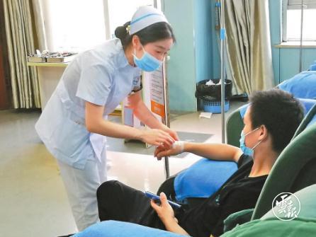 點贊昭通女孩劉曉姣，高鐵上跪地救人半小時