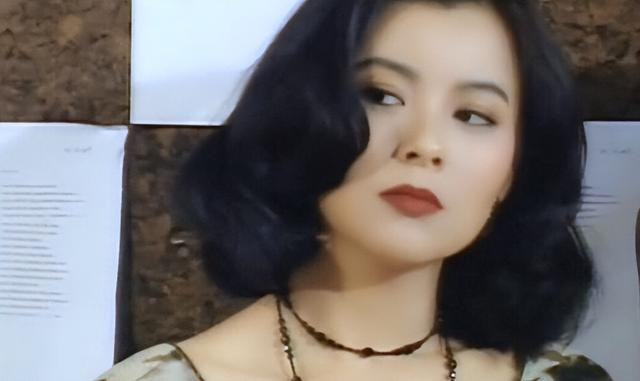 5位一眼萬年的短發(fā)美女，年輕時個個美到窒息，今有人網(wǎng)上求工作"