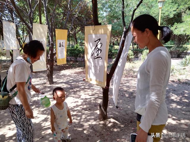鄭飛院內(nèi)龍鳳和美之處，儷睿人“愿”字書幡隨風飄揚，金光耀眼