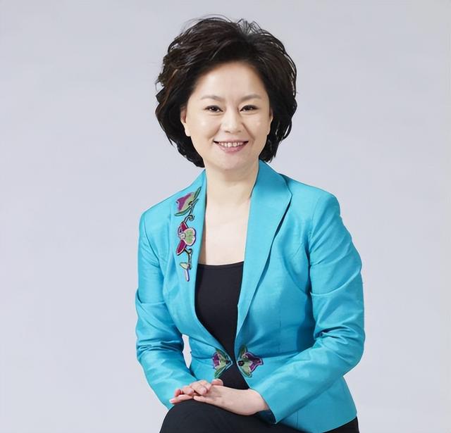 中專文憑進央視，離婚后獨自帶娃，二婚嫁普通人，鞠萍過得好嗎