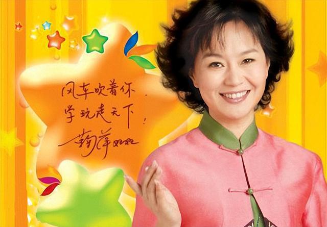 中專文憑進央視，離婚后獨自帶娃，二婚嫁普通人，鞠萍過得好嗎