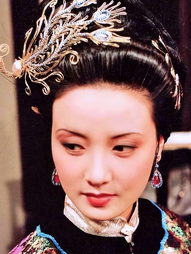 眼里不揉沙子的鳳姐和愛裝糊涂的平兒，誰更高明？
