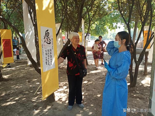 鄭飛院內(nèi)龍鳳和美之處，儷睿人“愿”字書幡隨風飄揚，金光耀眼