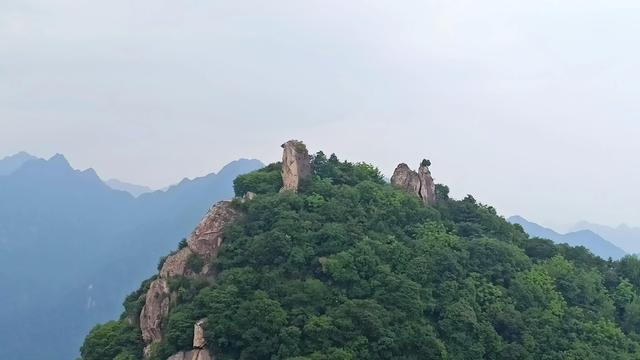 重巒俯渭水 碧嶂插搖天