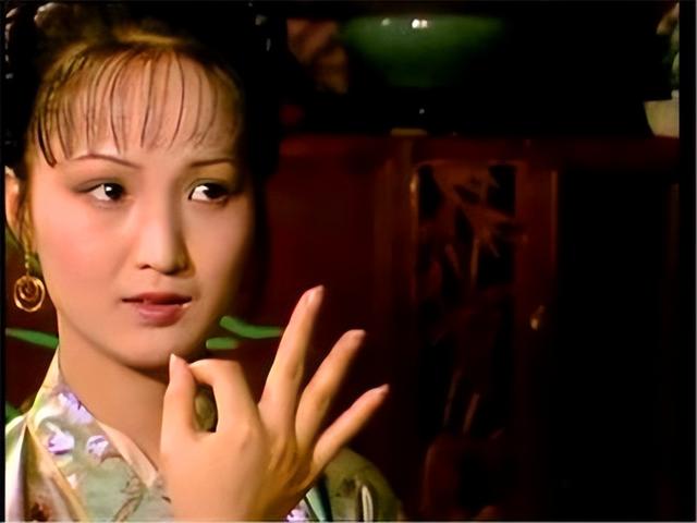 眼里不揉沙子的鳳姐和愛裝糊涂的平兒，誰更高明？