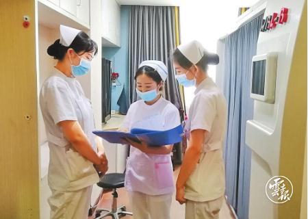 點贊昭通女孩劉曉姣，高鐵上跪地救人半小時
