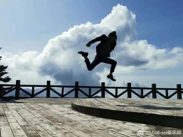 “深夜我迷上了董老師”：比劉畊宏更火的男人出現(xiàn)了，看了他的經(jīng)歷終于明白，人為什么要讀書