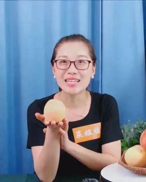 儷人創(chuàng)客__開心農(nóng)場(chǎng)渠雯新農(nóng)人”菜姐姐“的生態(tài)農(nóng)業(yè)