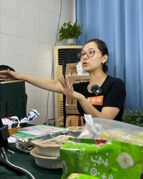 儷人創(chuàng)客__開心農(nóng)場(chǎng)渠雯新農(nóng)人”菜姐姐“的生態(tài)農(nóng)業(yè)