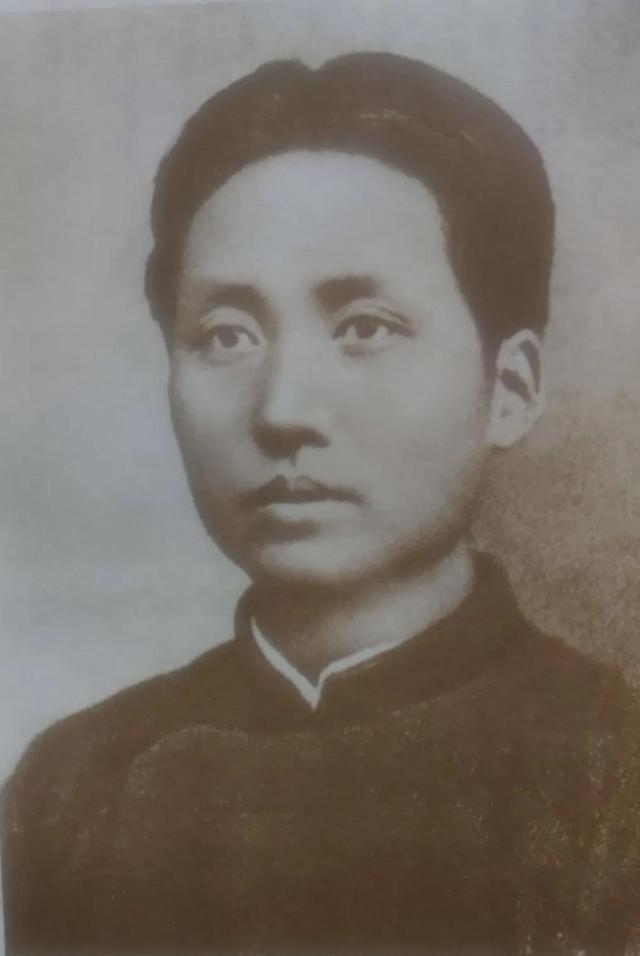 嶸的意思？嶸的意思及寓意！
