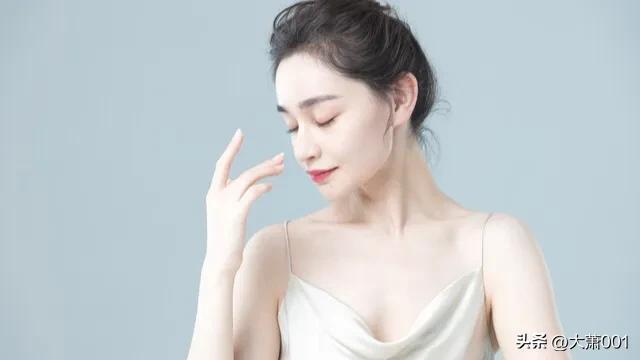 蹇蹇三事,師師百僚的意思，蹇蹇三事,師師百僚的意思賞析