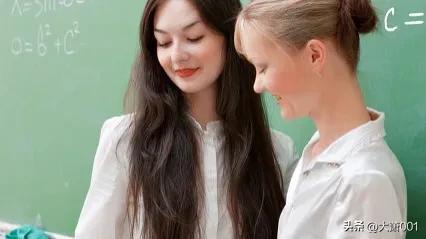 蹇蹇三事,師師百僚的意思，蹇蹇三事,師師百僚的意思賞析